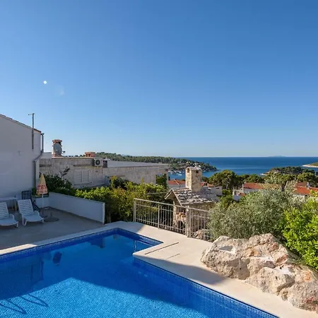Fio's Πανσιόν 4*